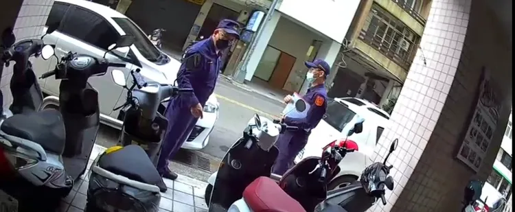 兩警請老婦上巡邏車，要載她回家。警方提供