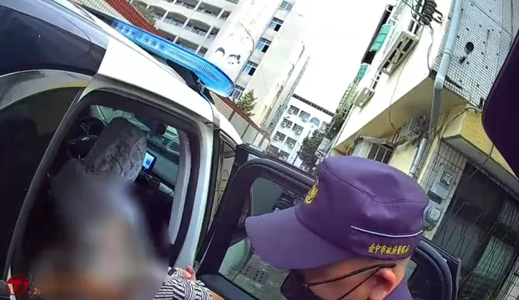 員警扶老婦上巡邏車。警方提供