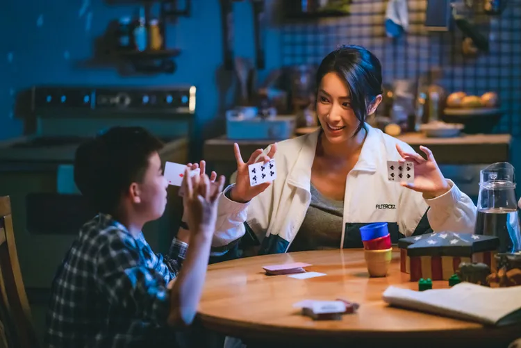 隋棠（右）為了電影學魔術。台北双喜提供