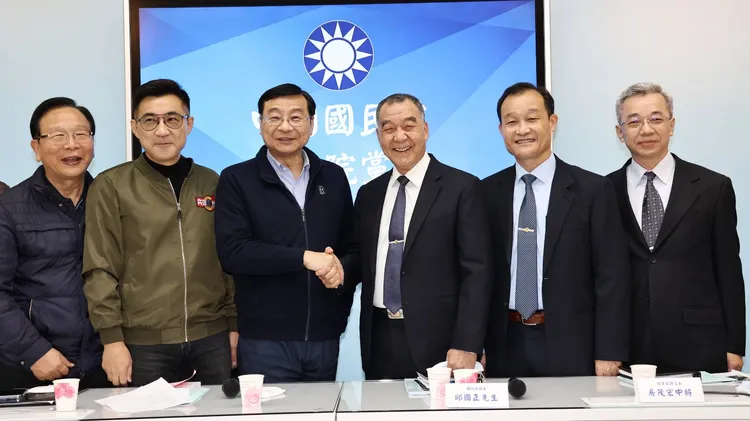 國防部長邱國正（右3）今日率領國防官員，拜會國民黨團。葉志明攝