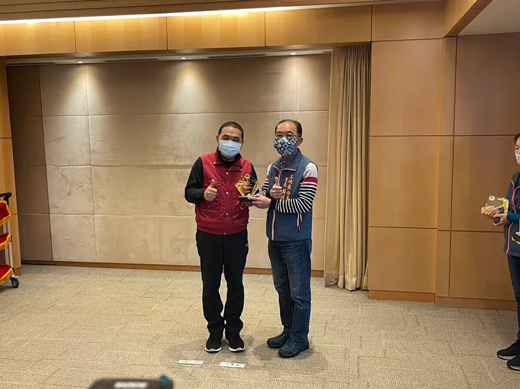 新北市長侯友宜表揚介壽里里長周梓亭。警方提供
