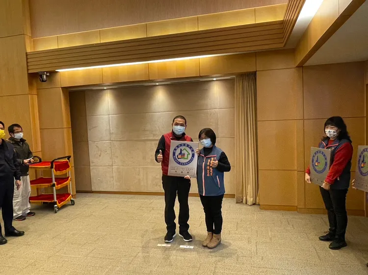 新北市長侯友宜親自頒發認證給鳳鳴里里長陳芷柔。警方提供