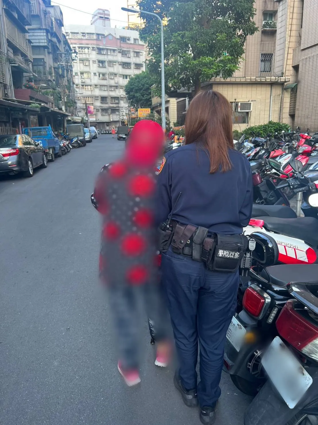 警方陪伴老妇返家。警方提供