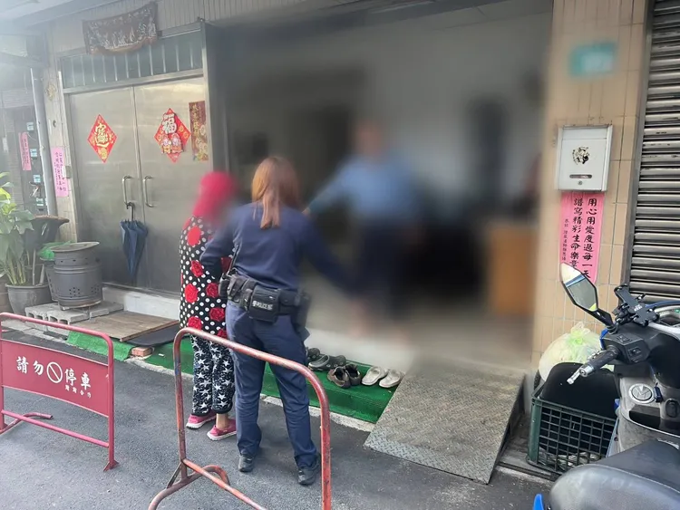 女警协助老妇返家。警方提供