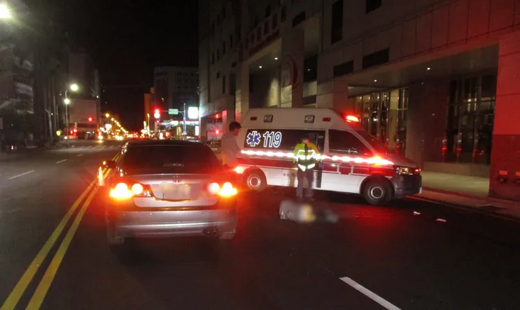 救護人員到場，發現行人意識模糊，緊急送往部立台中醫院搶救。讀者提供