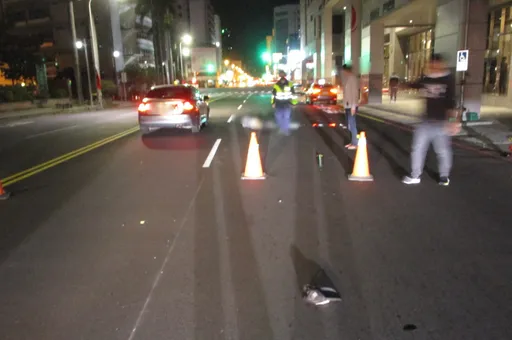 行人地獄!台中轎車撞路人 過馬路男子噴飛慘死