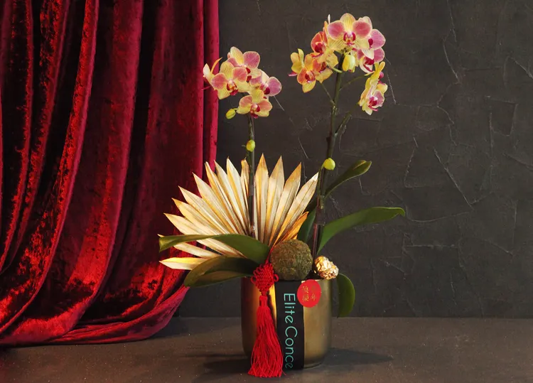 一禮莊園花藝師打造絢麗璀璨的新年主題花藝，於除夕宴席後讓賓客帶回家佈置，延續過年喜慶氣氛。六福旅遊集團提供