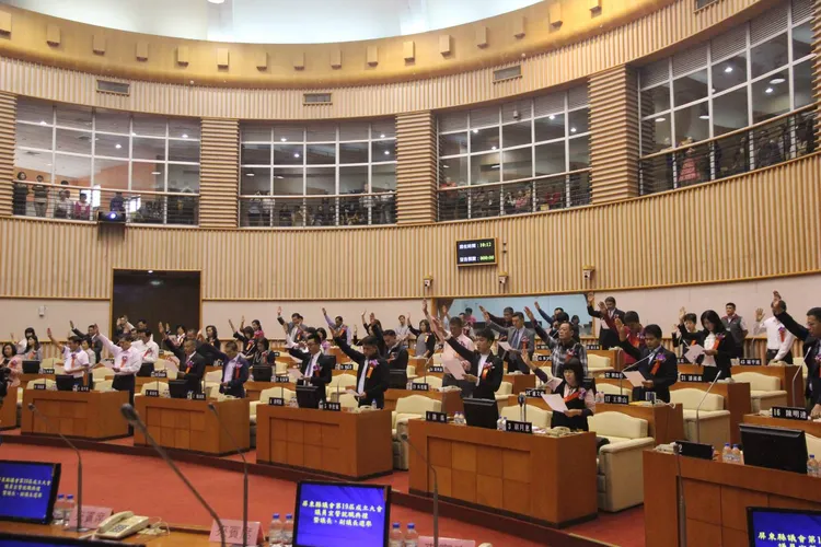 本屆議會議員將下任，25日由新任議員宣誓就任。屏東縣議會提供
