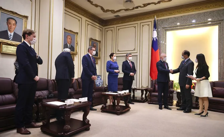 游錫堃今接見安鄒一行。林林攝