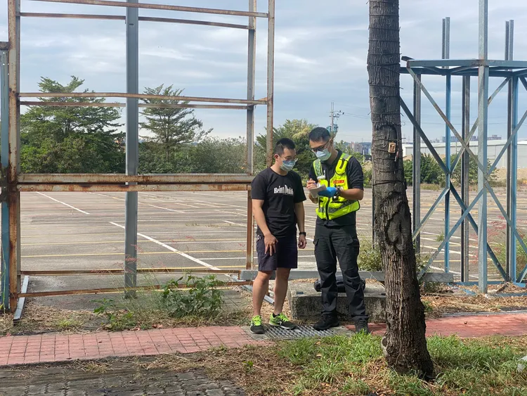 林姓車主向警方說明經過。張喆喜攝