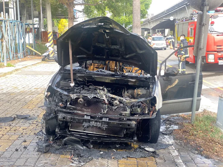 火調科懷疑是電瓶管線未組裝好，駕駛事後也說剛換電瓶不久。張喆喜攝