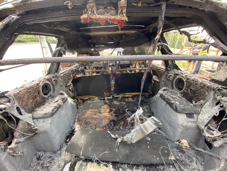 車子燒到剩車殼。張喆喜攝