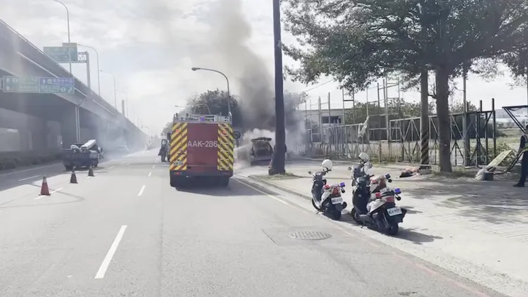林男駕駛一輛03年休旅車，行駛途中發現車內竄出濃煙，下車不久即燒起來。讀者提供