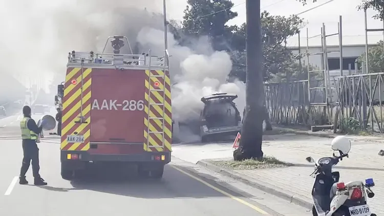 消防局拉水線搶救火勢。讀者提供