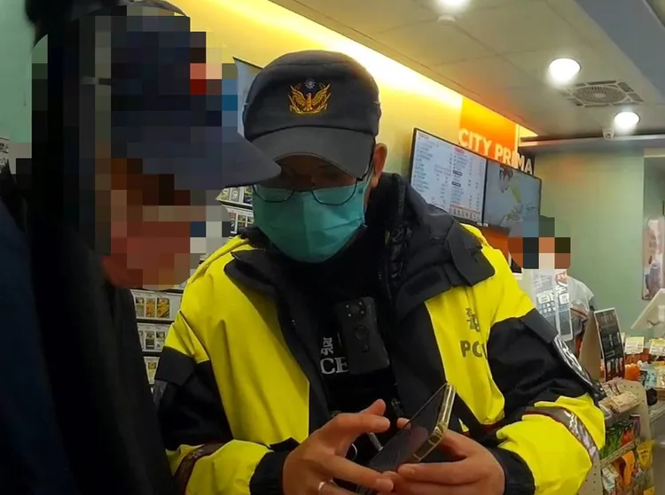 台東警方在池上鄉超商內協助民眾確認幽靈包裹。關山分局提供