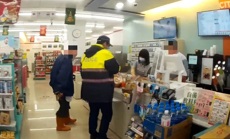 台東警方在池上鄉超商內協助民眾確認幽靈包裹。關山分局提供