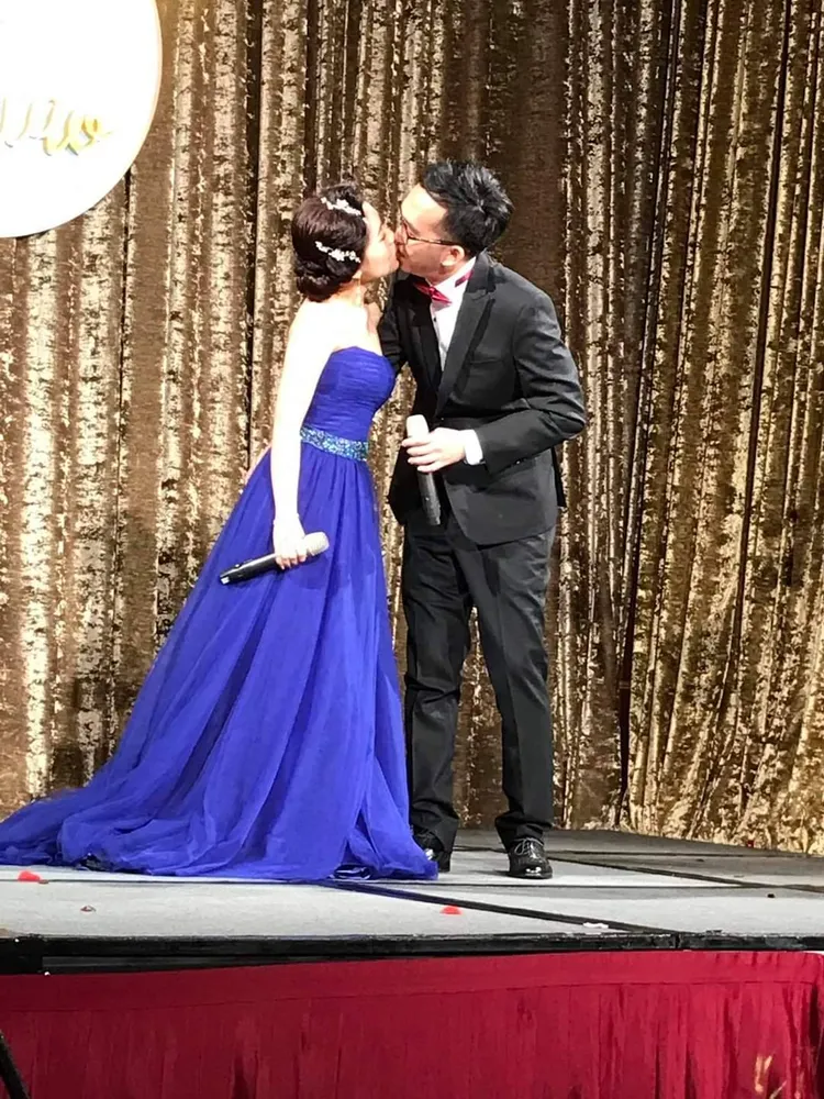 劉彥澧與徐巧芯結婚時，在台上大方親吻妻子。翻攝盧秀燕臉書