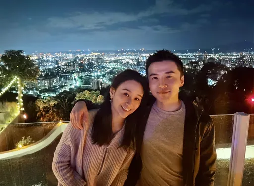 驚呆了!棒棒堂男孩阿緯結婚7年「小孩」竟然8歲了 周末飛新加坡「巴結」美妻