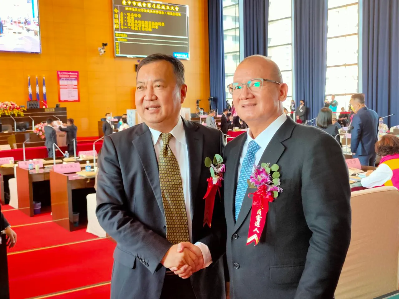 台中市議長選舉,民進黨曾朝榮落敗後,與當選人張清照握手展現風度。鮮明攝