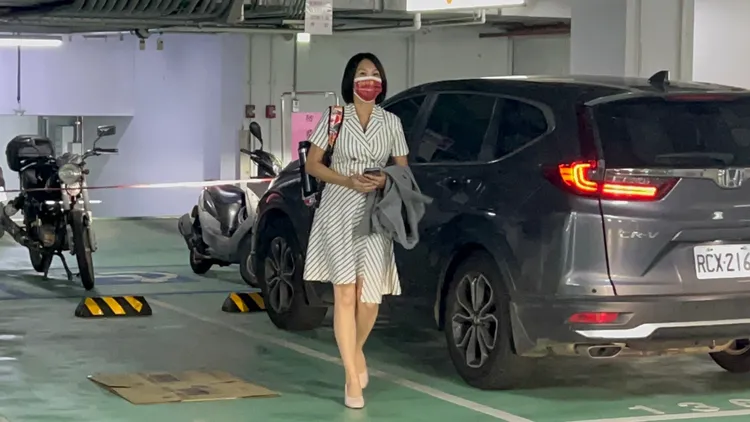 確診市議員張家銨自行開車到市議會宣誓就職，並參與正副議長投票。鮮明攝