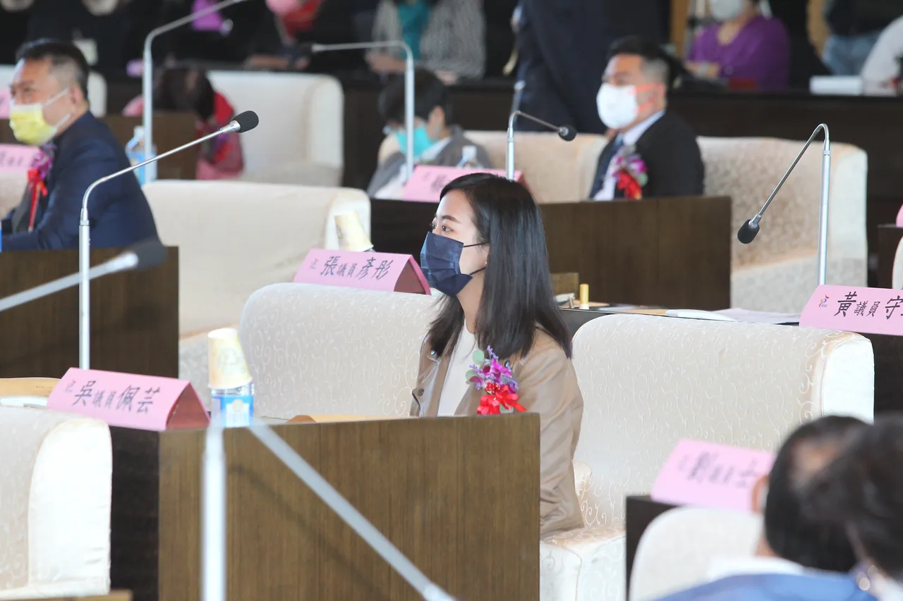時代力量新科議員吳佩芸投下自己一票後坐回座位,安靜少與其他議員交談。張喆喜攝