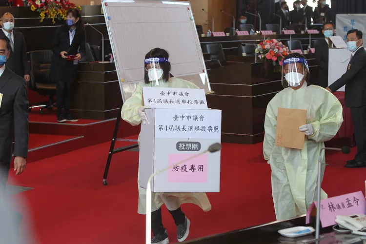 防護人員將選票及票匭拿到確診專區供張家銨投票。張喆喜攝