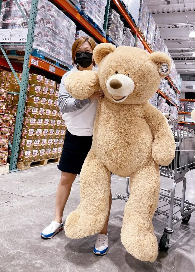 網友意外發現大熊玩偶貨架上還有許多小白兔暖暖包。翻攝臉書社團Costco好市多商品經驗老實說