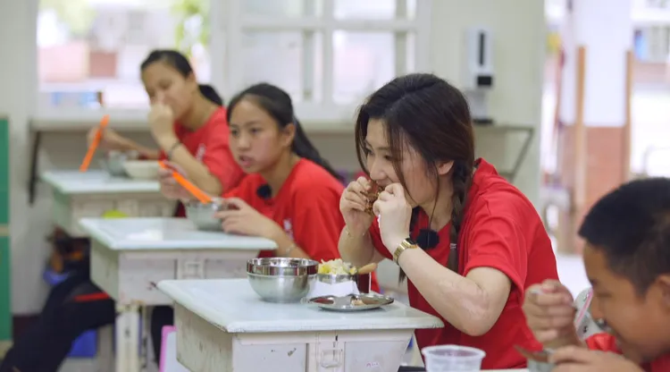 Selina和同學一起吃午餐。三立提供