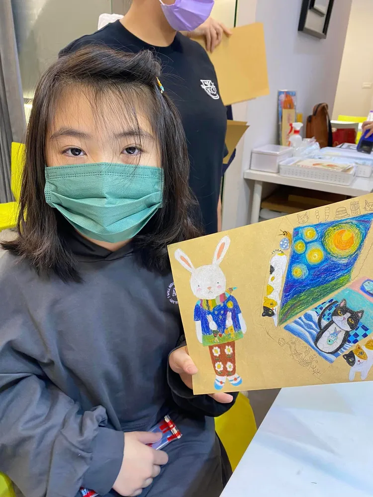 瑞秋有點累樣，媽媽郁方也要拍上網。翻攝郁方臉書