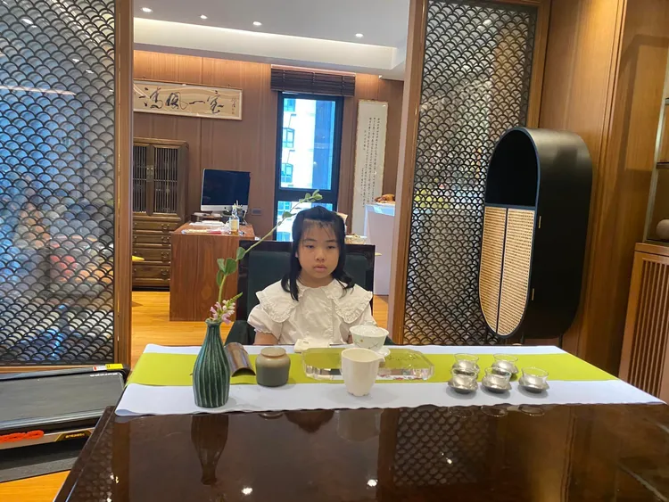 瑞秋看起來生無可戀又要被拍。翻攝郁方臉書