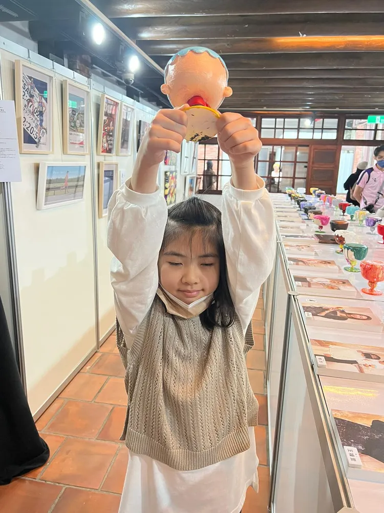 瑞秋展現活力擺pose，結果閉眼媽媽也不提醒。翻攝郁方臉書