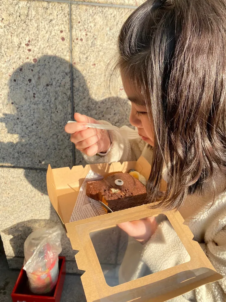 瑞秋吃聖誕節小點心。翻攝郁方臉書