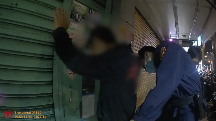 警方對鄭男搜身。翻攝畫面