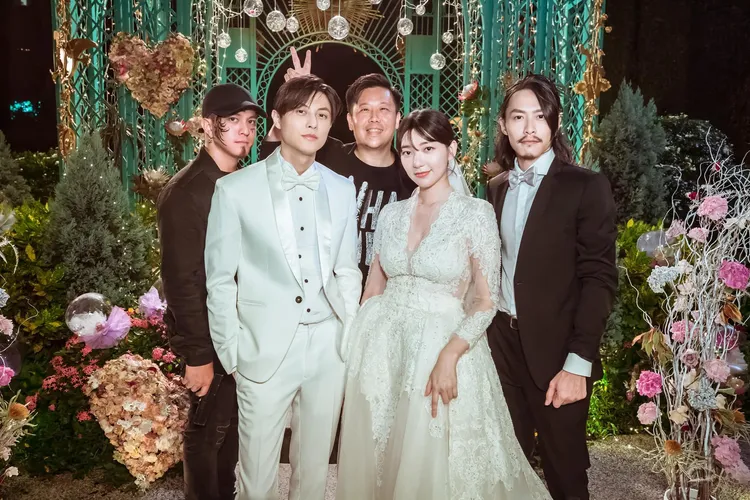 王子（前排左）與郭雪芙（前排右）在《山中森林》飾演情侶，戲外也傳出緋聞。《PRESTIGE TAIWAN》提供