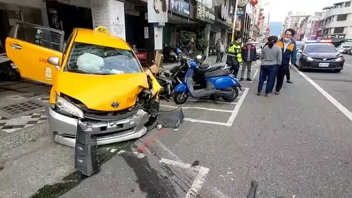 花蓮男酒駕過彎失控連環撞　計程車被撞上騎樓！還波及5車3傷