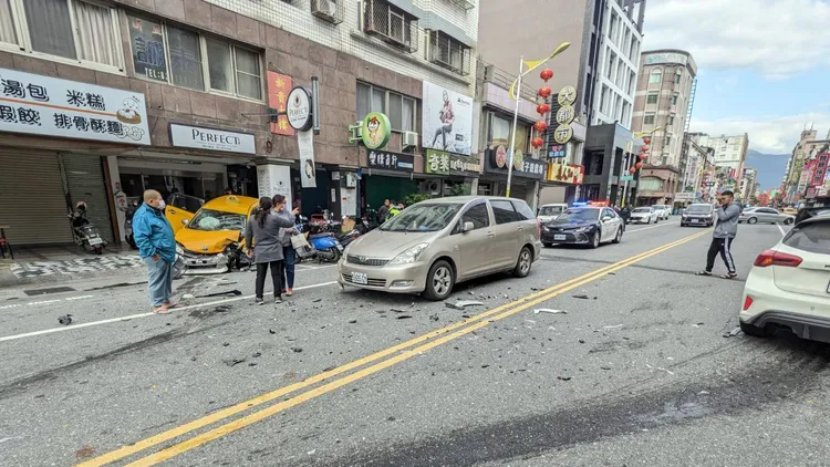 酒駕過彎煞不住，連環撞導致6車受損、3人傷。警方提供