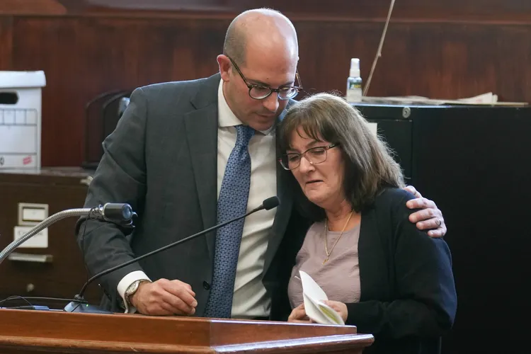 舞蹈老師庫席克的女兒（右），訴說失去母親後整個家庭承受巨大痛楚。美聯社