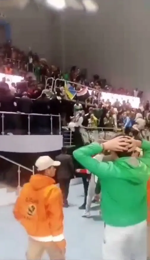 場上人員看到倒塌景象，抱頭不敢置信。翻攝推特@EgyptTodayMag