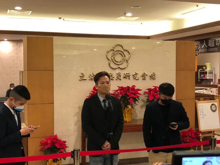 檢調搜索高虹安辦公室之際，邱臣遠接受媒體聯訪。讀者提供