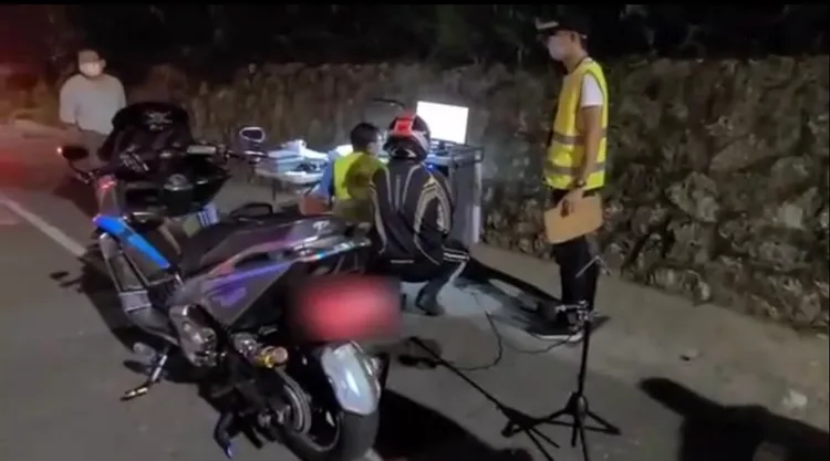 環保局會同警方在路邊進行車輛噪音稽查。環保局提供