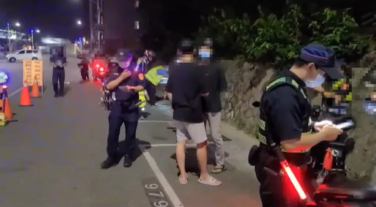 環保局會同警方在路邊進行車輛噪音稽查。環保局提供