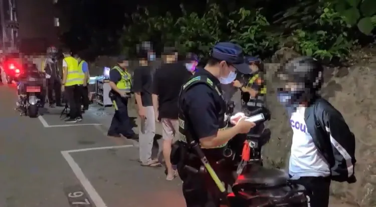 環保局會同警方在路邊進行車輛噪音稽查。環保局提供