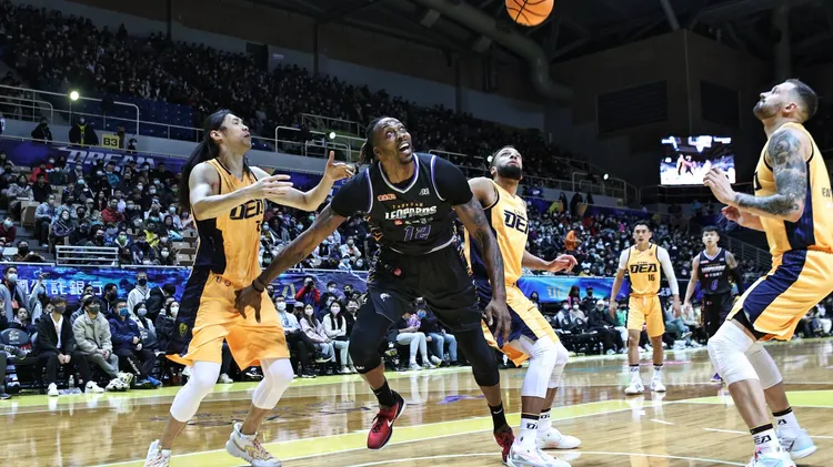 霍華德遭到嚴防。   葉志明攝