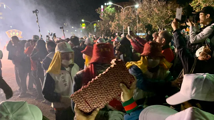 往年都有上萬人潮湧入台東參與元宵活動，帶來可觀的經濟收益。古和純攝