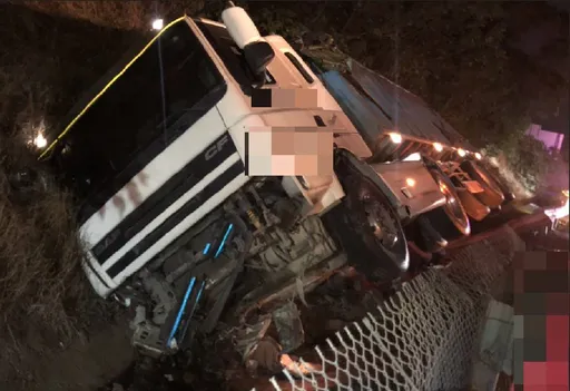 國三大甲段大小車碰撞 聯結車「拔起」整片護欄失控側翻邊坡