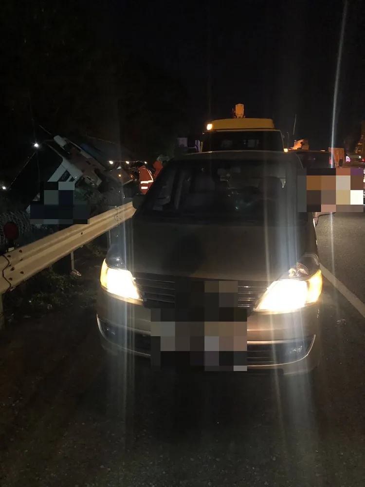 聯結車與小客車發生碰撞後，失控釀禍。讀者提供