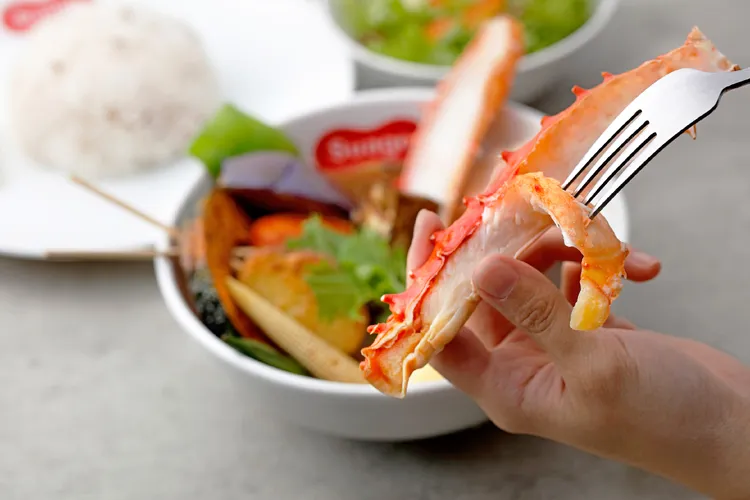 「鱈場蟹湯咖哩」中的鱈場蟹腳費心處理過，輕輕一剝就可取下。業者提供