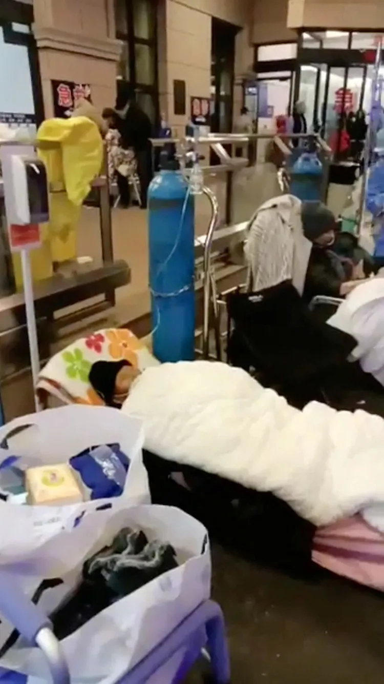 醫院內人滿為患。路透社