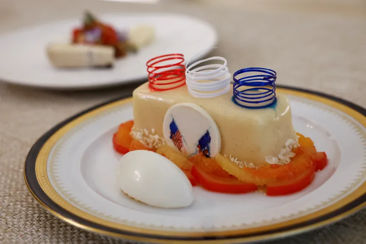 國宴甜點注入法國國旗三色。路透社