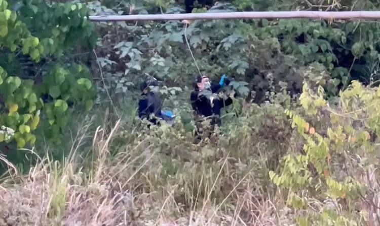 高雄市警局鑑識中心派人在司姓男子陳屍的現場採證。讀者提供